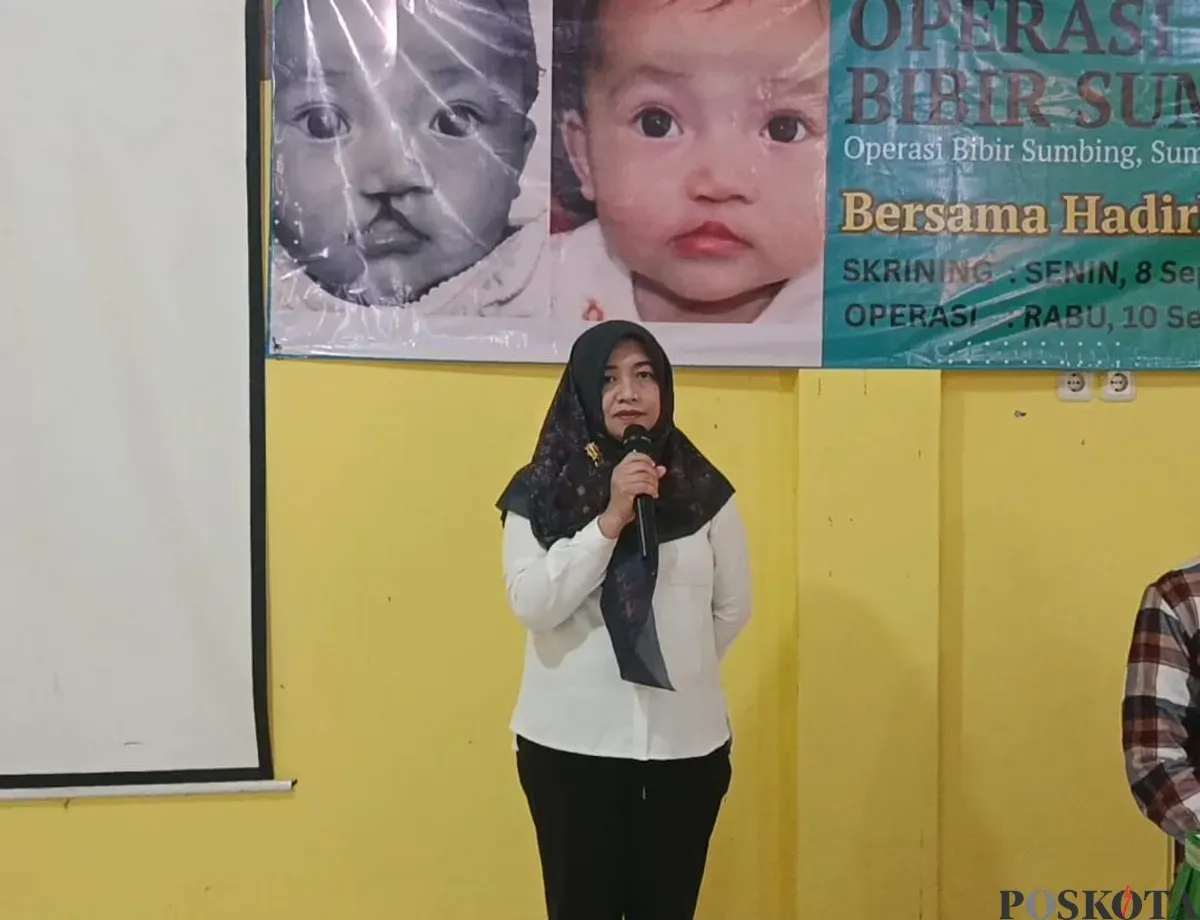 Kepala Bidang Pelayanan Kesehatan Dinas Kesehatan Kabupaten Bekasi, Oriza Rosativa, saat menyampaikan sambutan pada program operasi bibir sumbing di RS Pinna Bekasi, Rabu 10 September 2025.