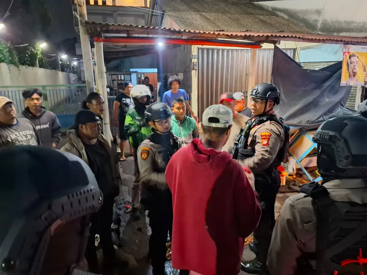 Katim 2 Patroli Perintis Presisi Satuan Samapta Polres Metro Depok, Ipda Suwinta mengamankan pelaku penganiayaan  dan korban pedagang ketoprak. (Sumber: Polres Metro Depok)