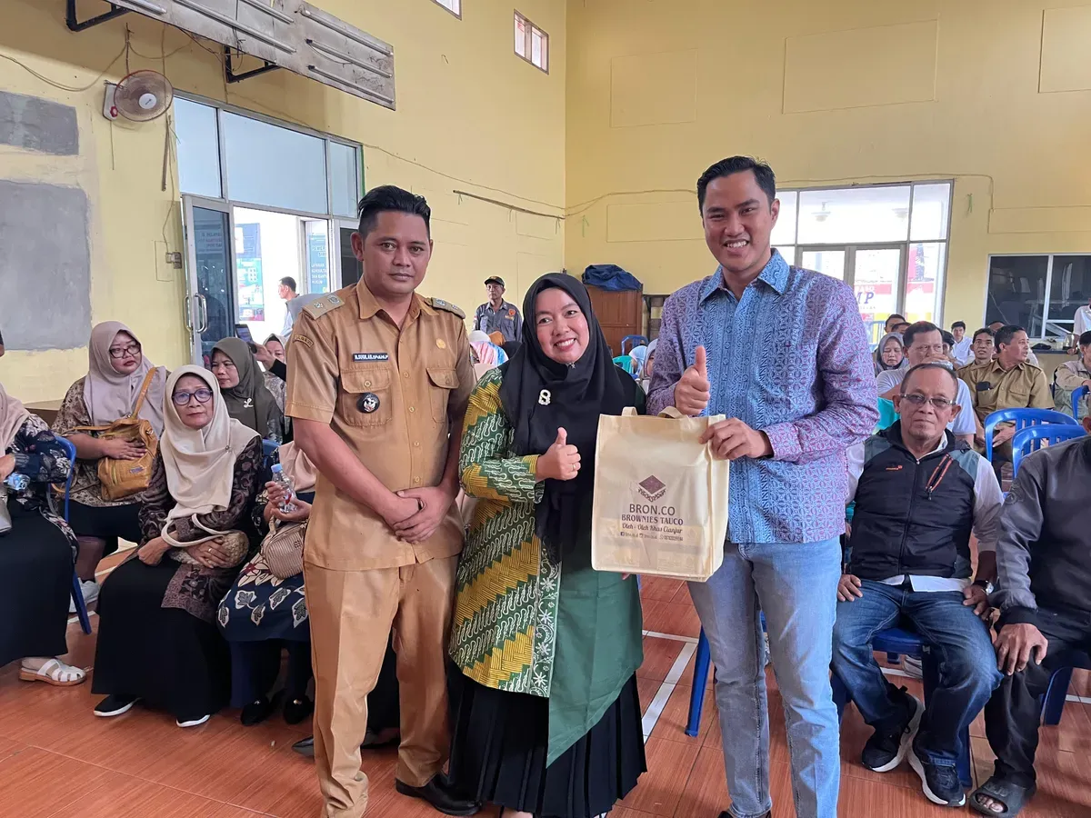 Anggota Komisi IV DPRD Jabar, Abdul Karim sosialisasi Perda Nomor 6 Tahun 2019 tentang Kewirausahaan Daerah kepada pelaku UMKM di Aula Desa Sirnagalih, Kecamatan Cilaku, Kabupaten Cianjur. (Sumber: Dok. Istimewa)