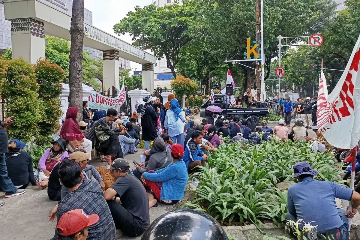 Situasi masa aksi JRMK dan UPC di depan Gedung DPRD Jakarta, Jakarta Pusat, Rabu, 10 September 2025. (Sumber: Poskota/Muhammad Tegar Jihad)
