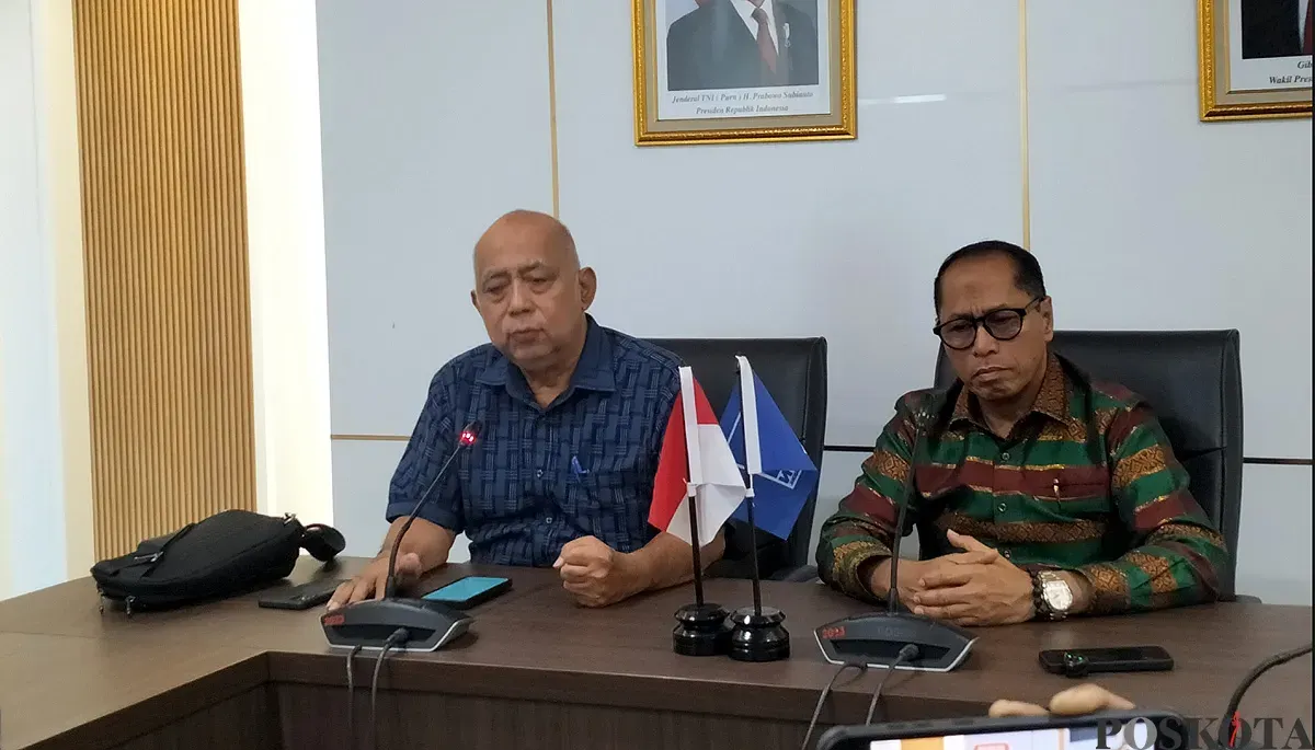 Penasihat Fraksi PAN DPRD DKI Jakarta, Bambang Kusumanto dan Ketua Fraksi PAN DPRD DKI Jakarta, Husen saat menyampaikan pernyataan kepada awak media di Gedung DPRD DKI Jakarta, Rabu, 10 September 2025. (Sumber: POSKOTA | Foto: M Tegar Jihad)