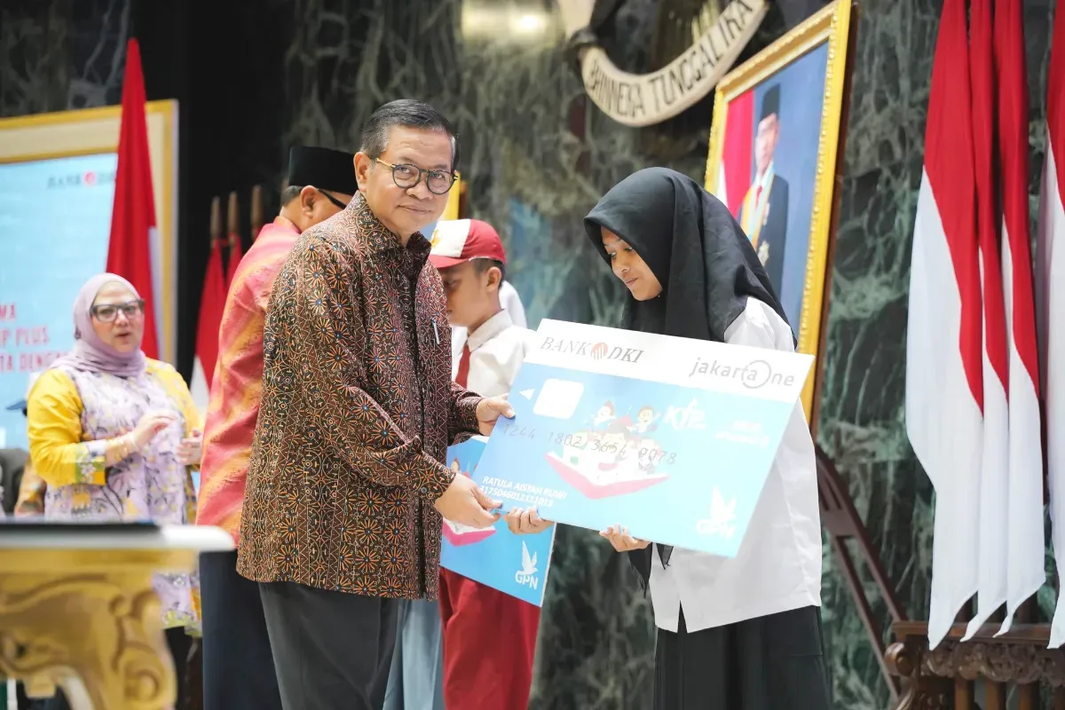 Ilustrasi pembagian dana bansos KJP Plus kepada penerima manfaat. (Sumber: X/Pramono Anung)