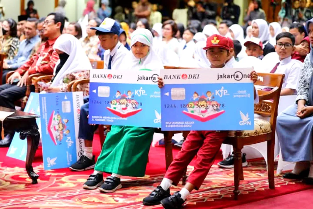 Potret siswa penerima dana bansos KJP Plus. (Sumber: X/disdikdki)