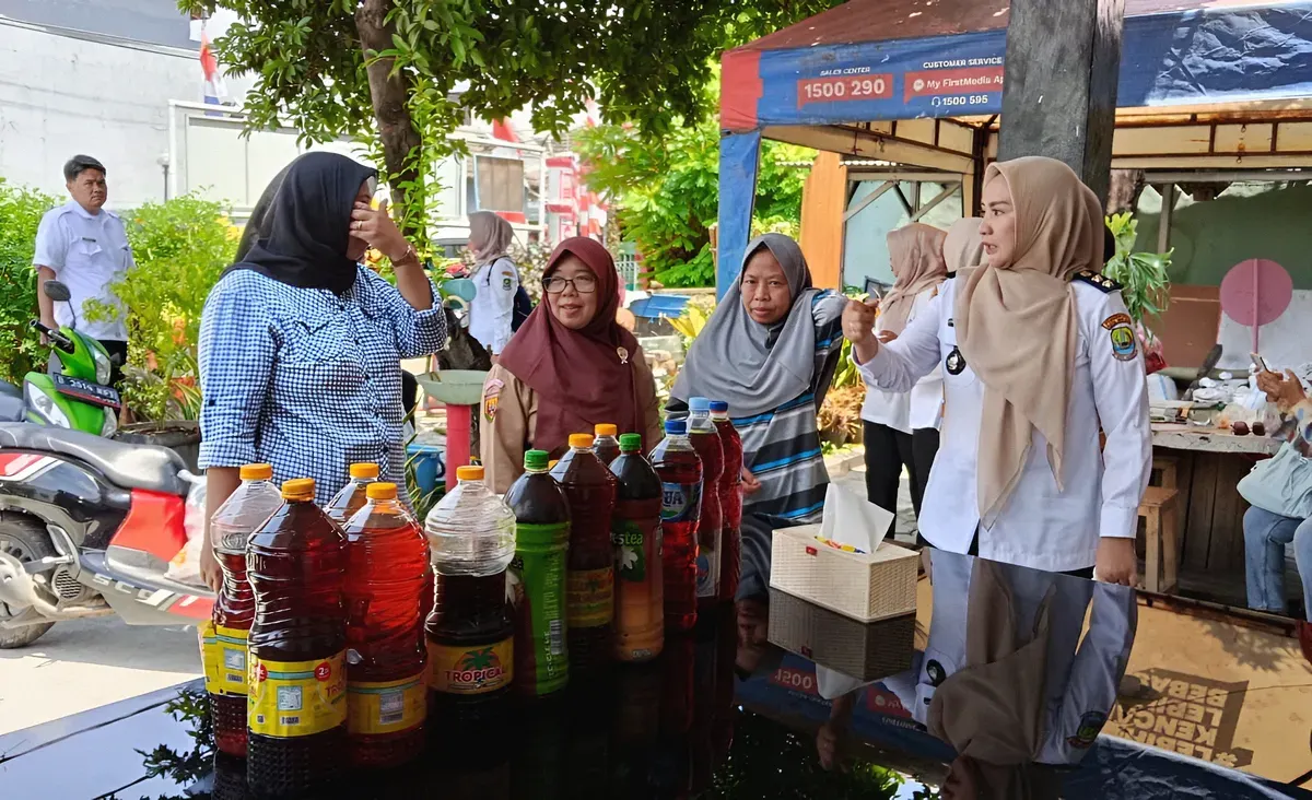 Lurah Aren Jaya, Pra Fitria Angelia mengumpulkan minyak bekas di Kelurahan Aren Jaya, Bekasi Timur, Kota Bekasi, Rabu, 10 September 2025. (Sumber: Dok. Istimewa)
