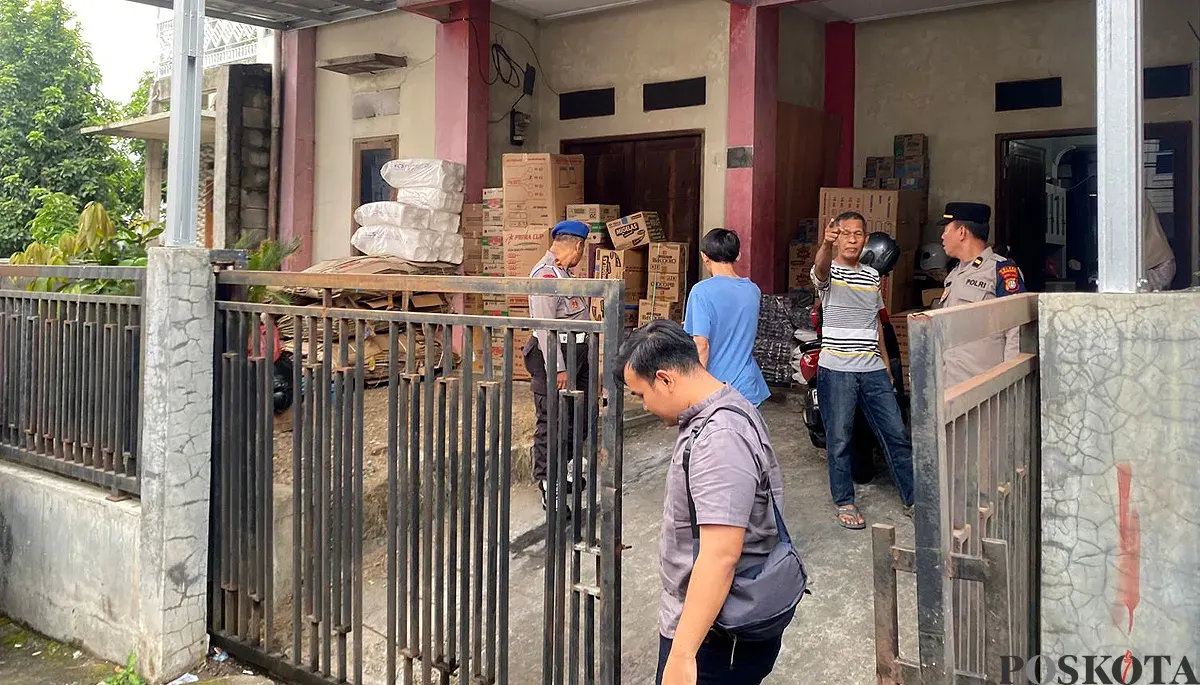 Petugas Piket SPKT dan Reskrim bersama Pawas lakukan olah TKP pencurian mobil pikap L300 di Jalan Kiray, Kelurahan Cimpaeun, Kecamatan Tapos, Kota Depok. (Sumber: POSKOTA | Foto: Angga Pahlevi)