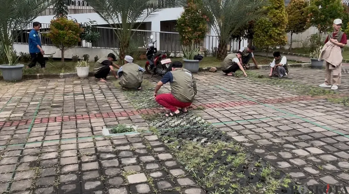 Aksi sosial menanam pohon oleh Bapas Kelas 1 Jakarta Barat di Masjid Raya KH Hasyim Asy'ari, Cengkareng, Selasa, 9 September 2025. (Sumber: Poskota/Pandi Ramedhan)