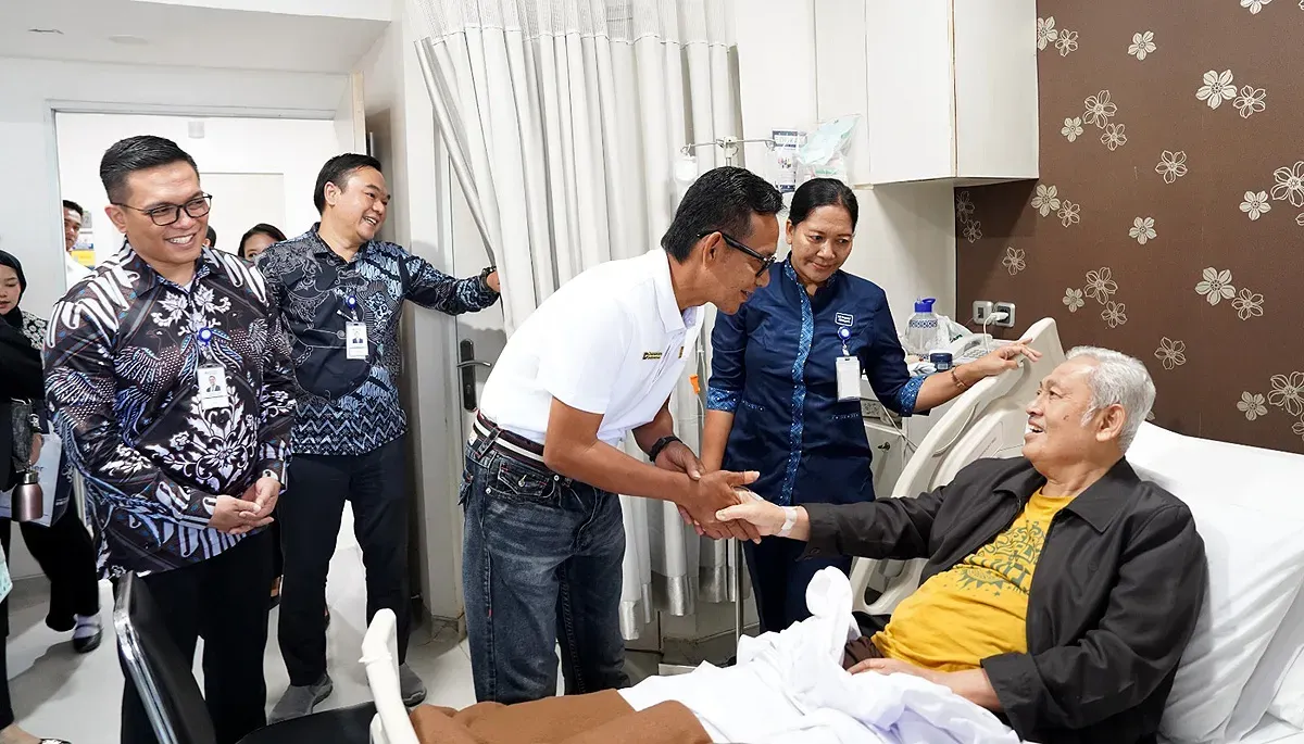 GM PLN UID Jakarta Raya, Moch Andy Adchaminoerdin (berbaju putih) memberikan semangat  pasien RS Premier Jatinegara saat kunjungan dalam rangka Hari Pelanggan Nasional 2025. (Sumber: Dok PLN UID Jakarta Raya)