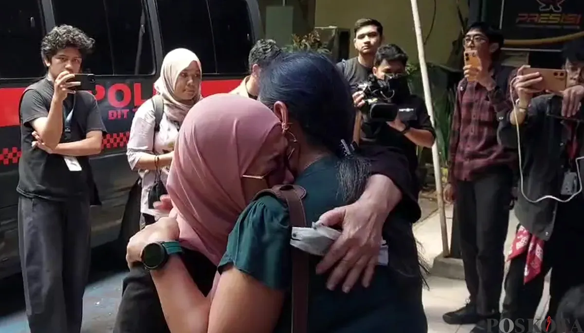 Magda Antista (berkerudung pink), ibu dari Delpedro Marhaen, menangis dipelukan pakar hukum tata negara, Bivitri Susanti saat menjenguk putranya di Polda Metro Jaya, Rabu, 10 September 2025. (Sumber: POSKOTA | Foto: Ali Mansur)