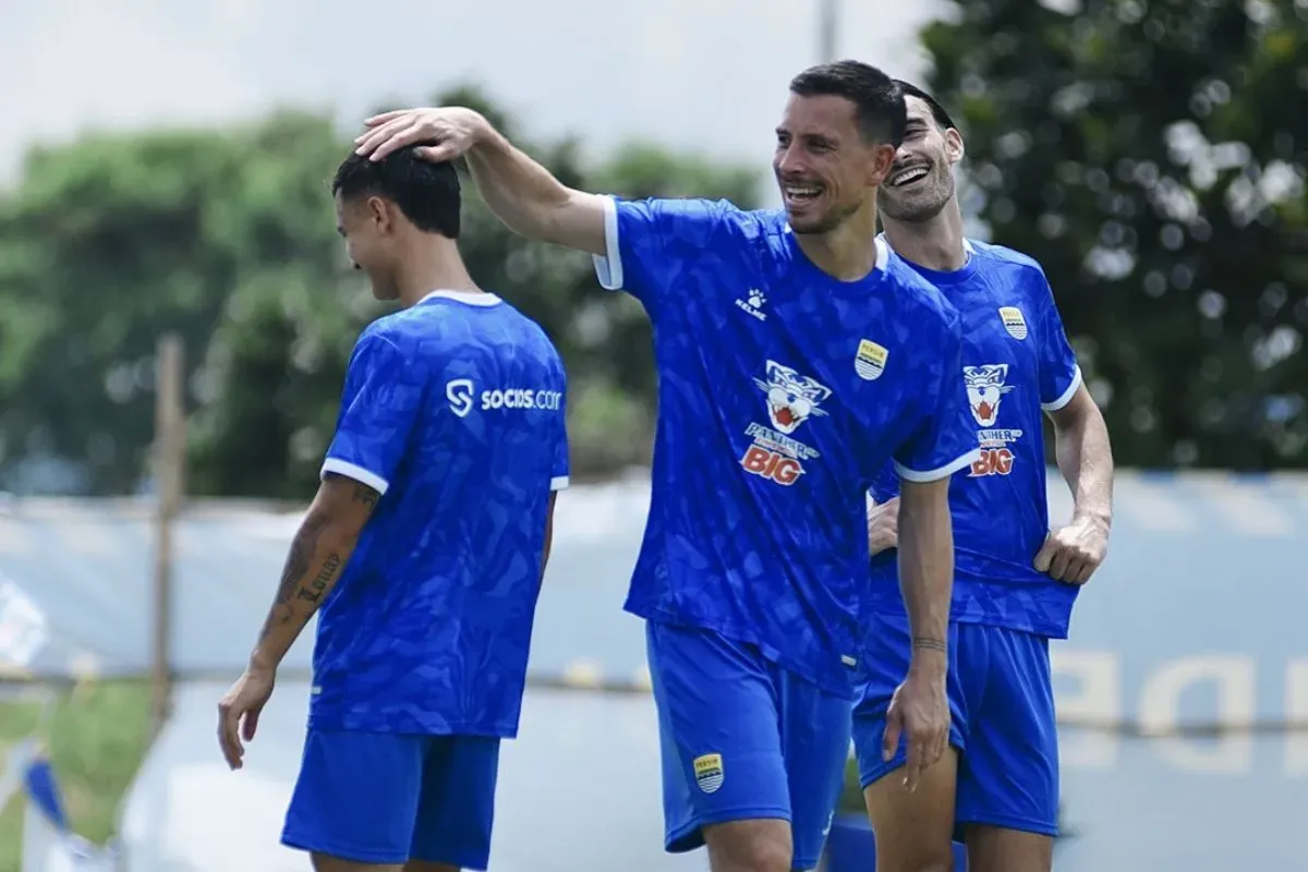 Persiapan tim Persib Bandung jelang hadapi Persebaya di pekan kelima Super League 2025/2026. (Sumber: Instagram/@persib)