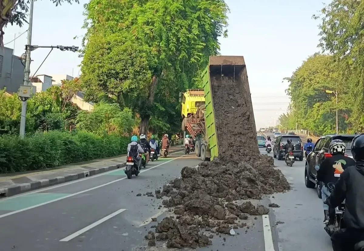 Truk bermuatan tanah terjungkal di kawasan Tomang, tepatnya depan RS Tarakan, Jakarta Pusat, pada Rabu, 10 September 2025 pagi. (Sumber: Instagram/@Jktinfo)