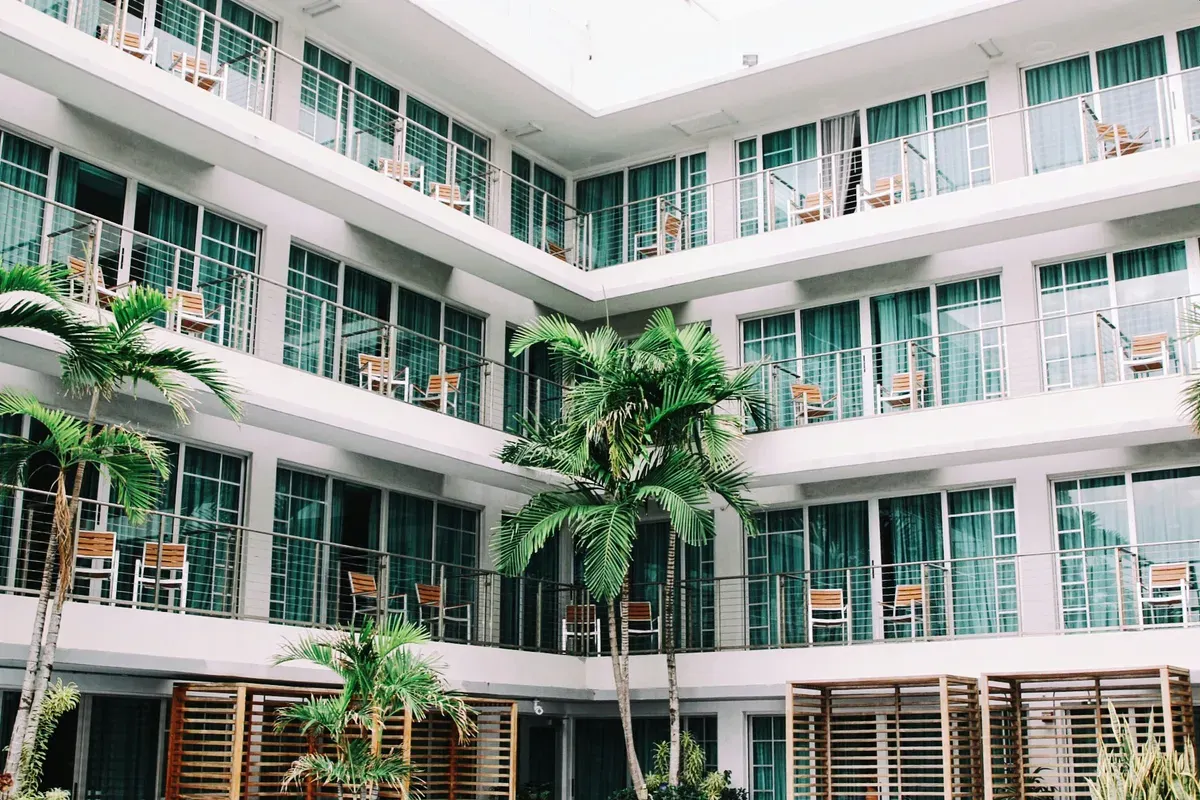 Ilustrasi-5 Rekomendasi Tempat Staycation Murah di Daerah Tangerang, Mulai dari Rp200 Ribuan Saja (Sumber: Unsplash/Francesca Saraco)