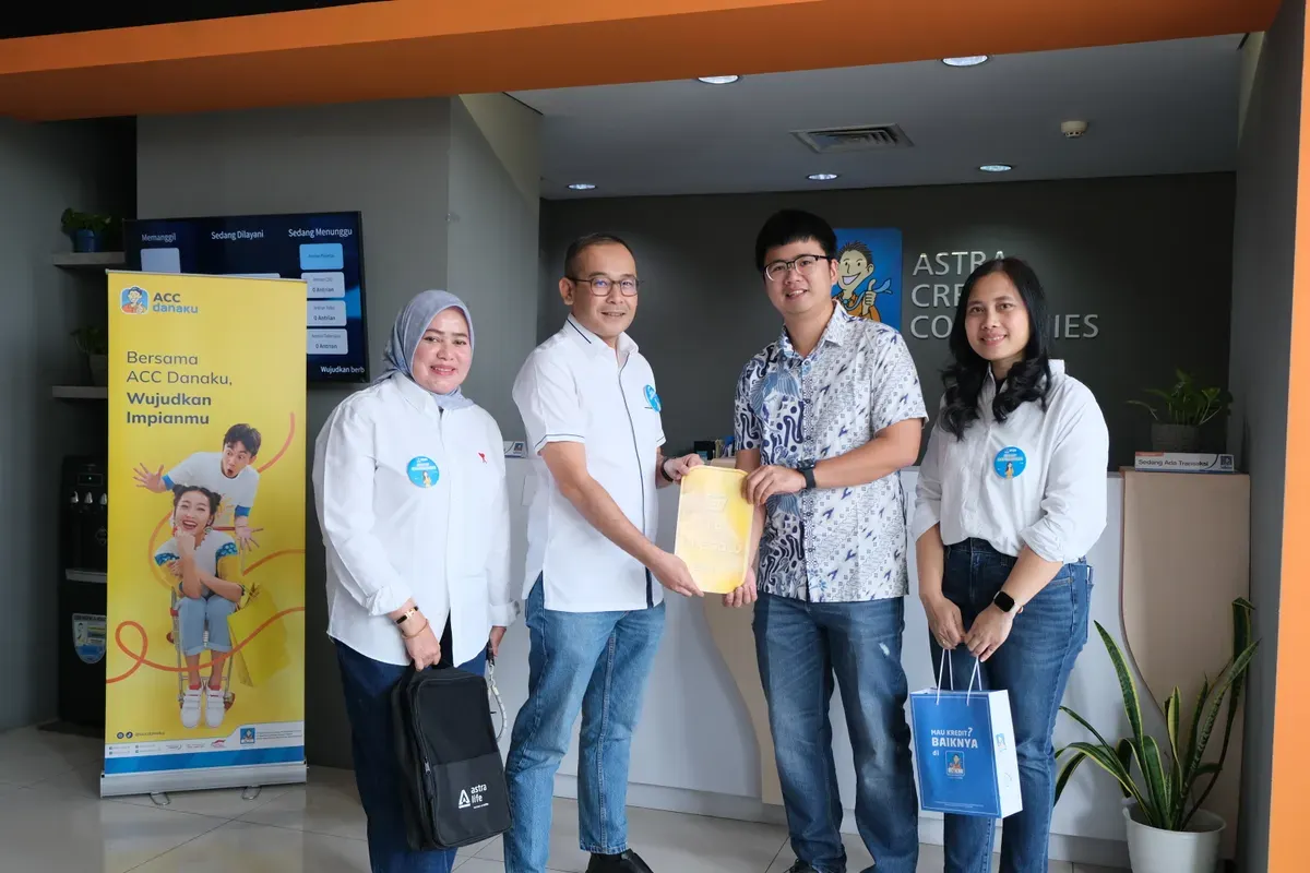 ACC menyerahkan hadiah berupa kepada pelanggan kredit mobil saat Hari Pelanggan Nasional 2025. (Sumber: Dok. ACC)