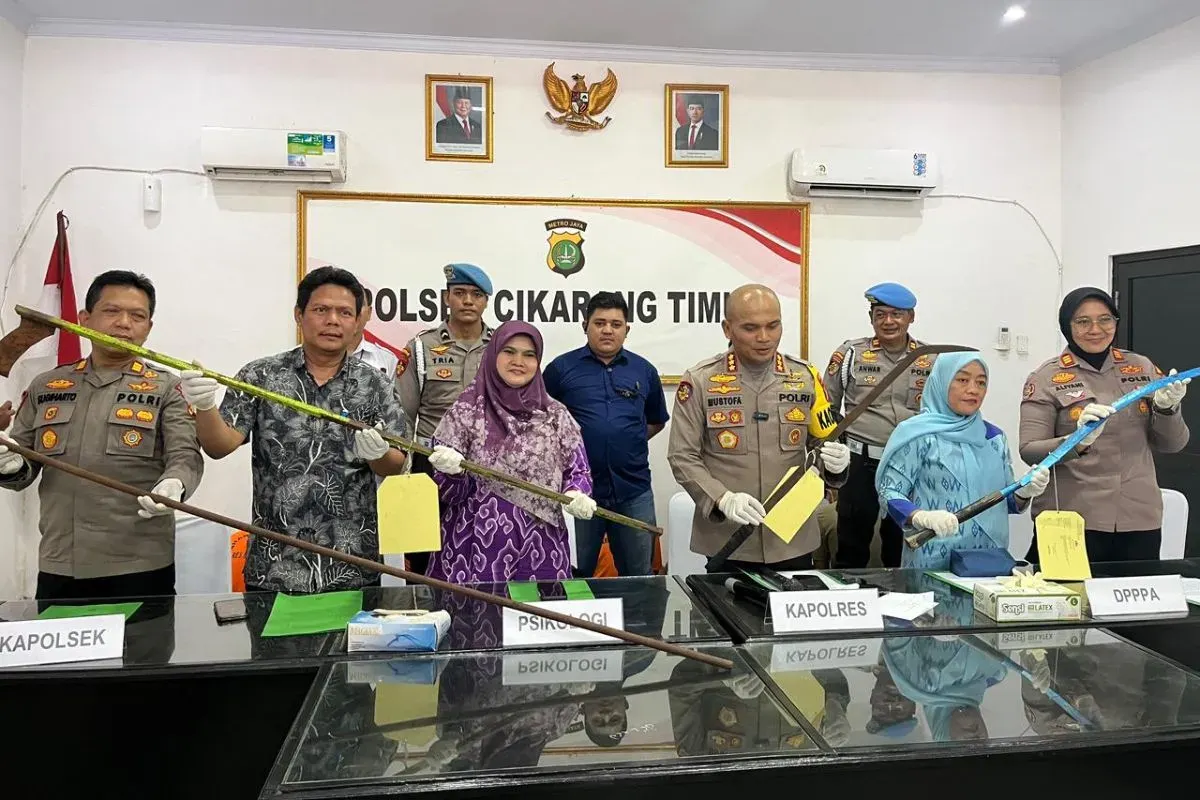 Polres Metro Bekasi menggelar rilis kasus pengeroyokan-perusakan sepeda motor yang terjadi di Cikarang Timur, Kamis, 11 September 2025. (Sumber: Dok. Istimewa)