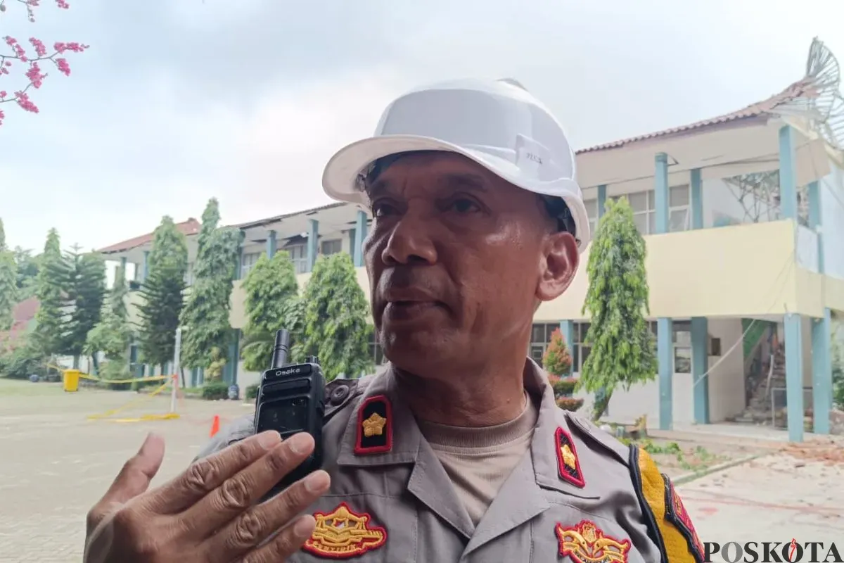 Kapolsek Cileungsi, Kompol Edison mengatakn, polisi masih melakukan penjagaan SMKN 1 Cileungsi, Kabupaten Bogor, yang ambruk. (Sumber: Poskota/Giffar Rivana)