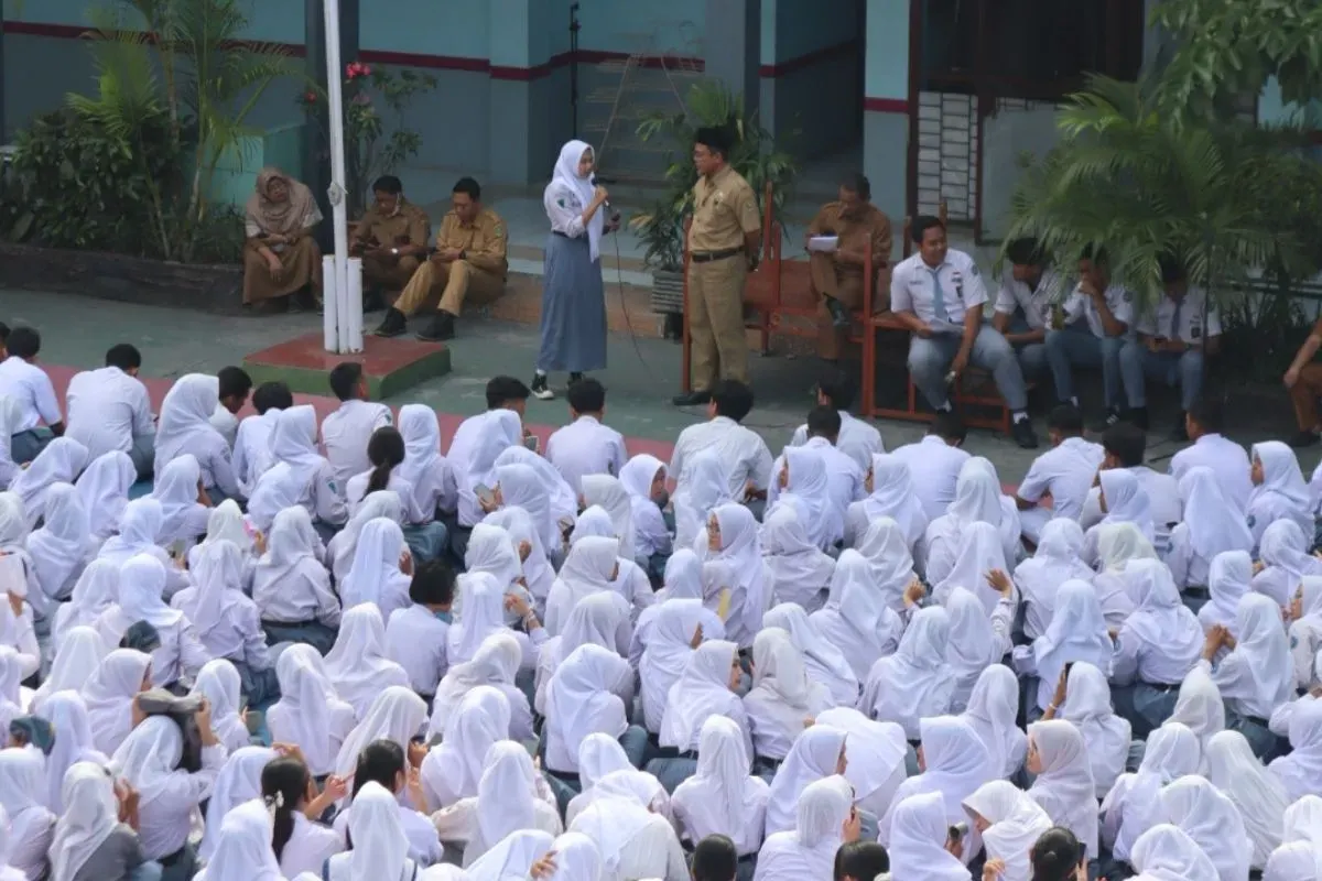 Ratusan siswa SMAN 14 Kota Bekasi demo menutut transparansi dana BOS dan infak perbaikan masjid, Senin, 8 September 2025. (Sumber: Dok. Istimewa)