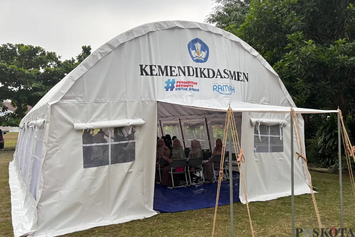 Kemendikdasmen menyalurkan bantuan tiga tenda darurat untuk pelajar SMKN 1 Cileungsi setelah beberapa ruang kelas ambruk, Rabu, 10 September 2025. (Sumber: Poskota/Giffar Rivana)