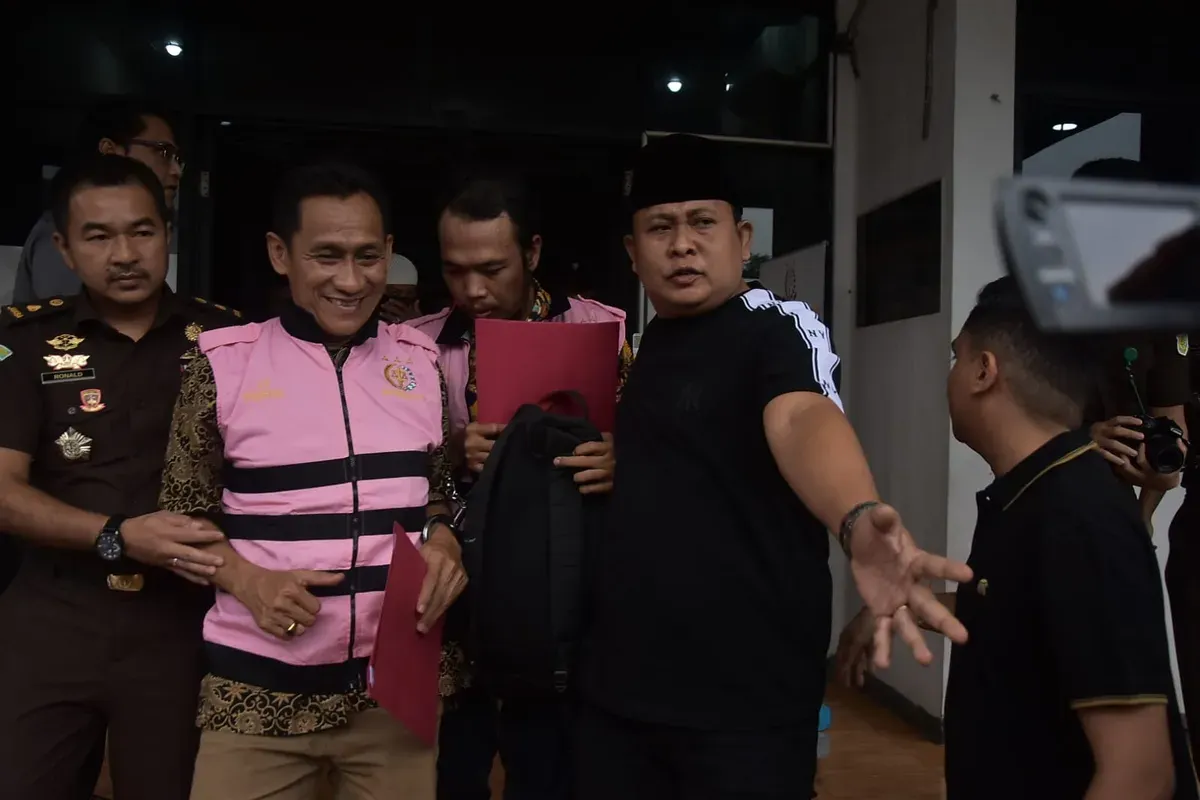 Kejari Kabupaten Bekasi menggiring tersangka kasus dugaan korupsi dana Desa Sumberjaya usai resmi ditetapkan sebagai tersangka, Kamis 11 September 2025. (Sumber: Istimewa)