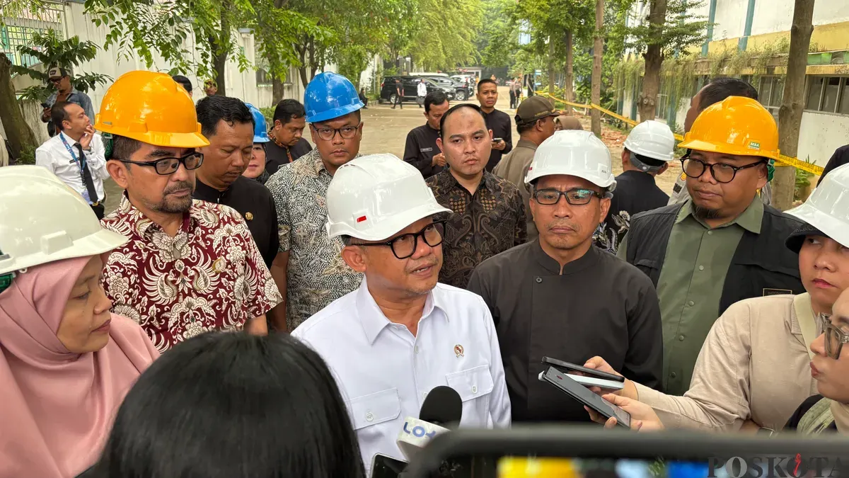 Menteri Pendidikan Dasar dan Menengah (Mendikdasmen) Abdul Mu'ti minta pembangunan SMKN 1 Cileungsi yang ambruk rampung pada Desember 2025. (Sumber: Poskota/Giffar Rivana)