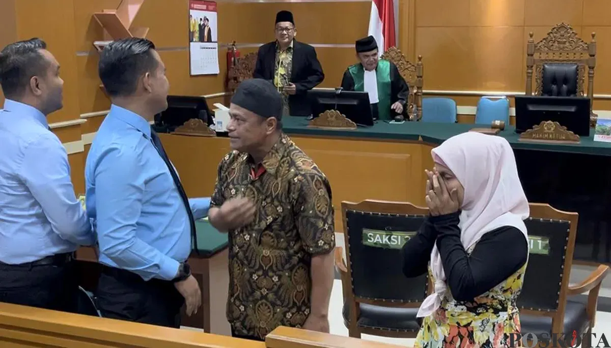 Orang tua dari WNI yang menikah dengan WN Arab Saudi usai sidang di Pengadilan Agama Jakarta Barat, Kamis, 11 September 2025. (Sumber: POSKOTA | Foto: Pandi Ramedhan)
