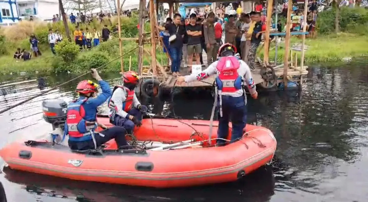 Petugas melakukan pencarian korban tenggelam di Kali Jalan Rawa Malang, Kelurahan Semper Timur, Kecamatan Cilincing, Jakarta Utara. (Sumber: Gulkarmat Jakut)
