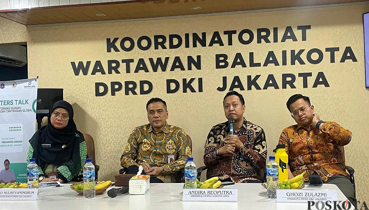 Direktur Utama Perumda Pembangunan Sarana Jaya, Andira Reoputra (kedua dari kanan) menyampaikan keterangan kepada awak media di Balai Kota DKI Jakarta, Kamis, 11 September 2025. (Sumber: POSKOTA | Foto: M Tegar Jihad)
