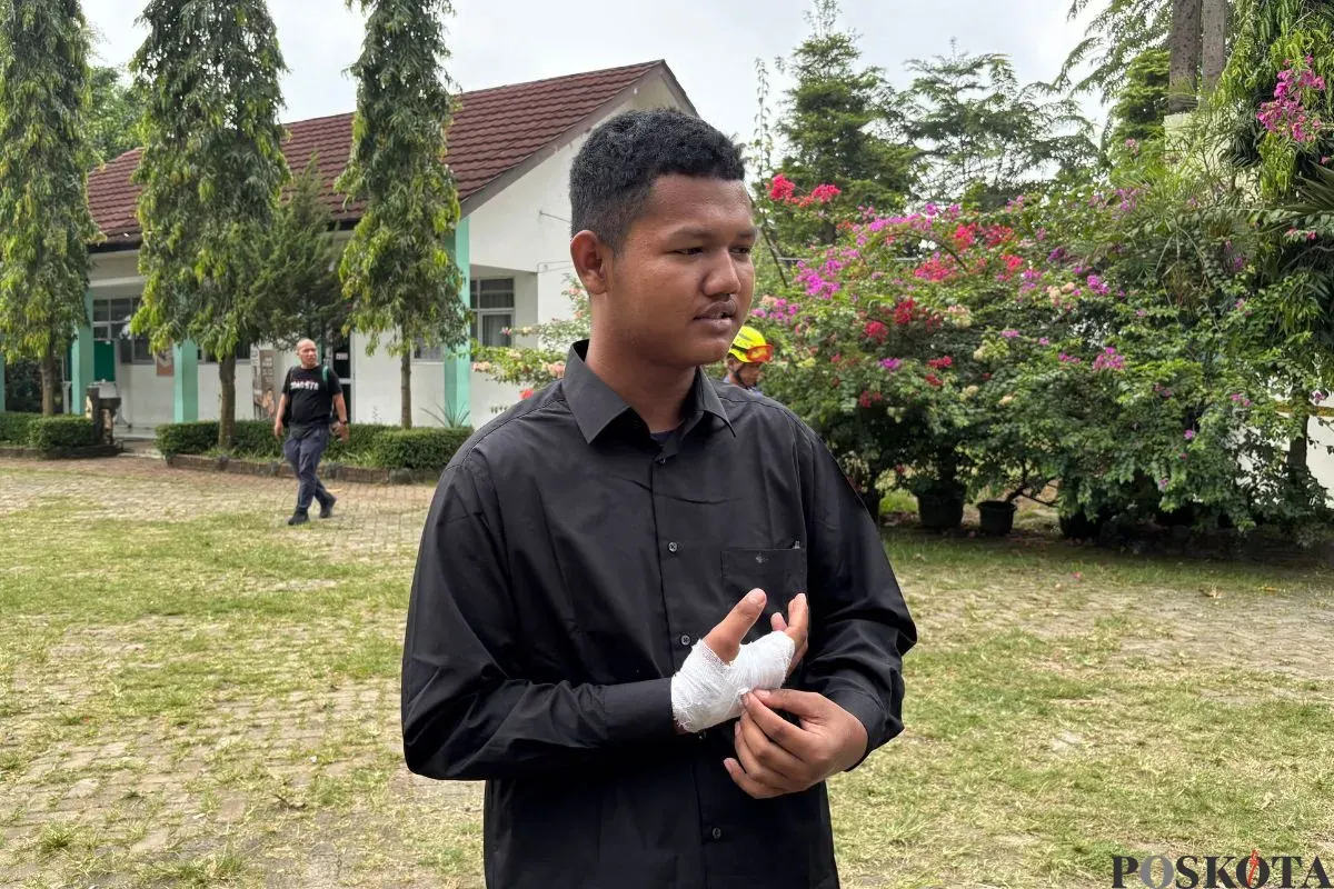 Pelajar bernama Austian Rizal menceritakan detik-detik ruang kelas SMKN 1 Cileungsi, Kabupaten Bogor, ambruk. (Sumber: Poskota/Giffar Rivana)