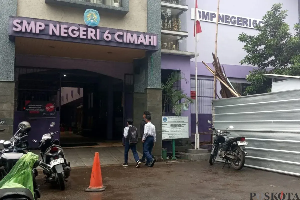 Situasi SMPN 6 Kota Cimahi, Karangmekar, Cimahi Tengah, Jawa Barat, Kamis, 11 September 2025. (Sumber: Poskota/Gatot Poedji Utomo)
