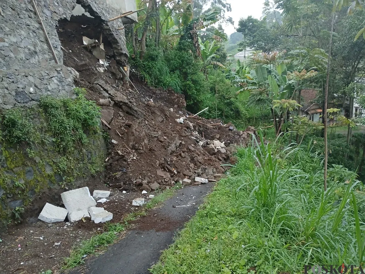 Kondisi tembok penahan di Kampung Barunagri RT 04 RW 03, Desa Sukajaya, Kecamatan Lembang, Kamis 11 September 2025. (Sumber: POSKOTA | Foto: Gatot Poedji Utomo)
