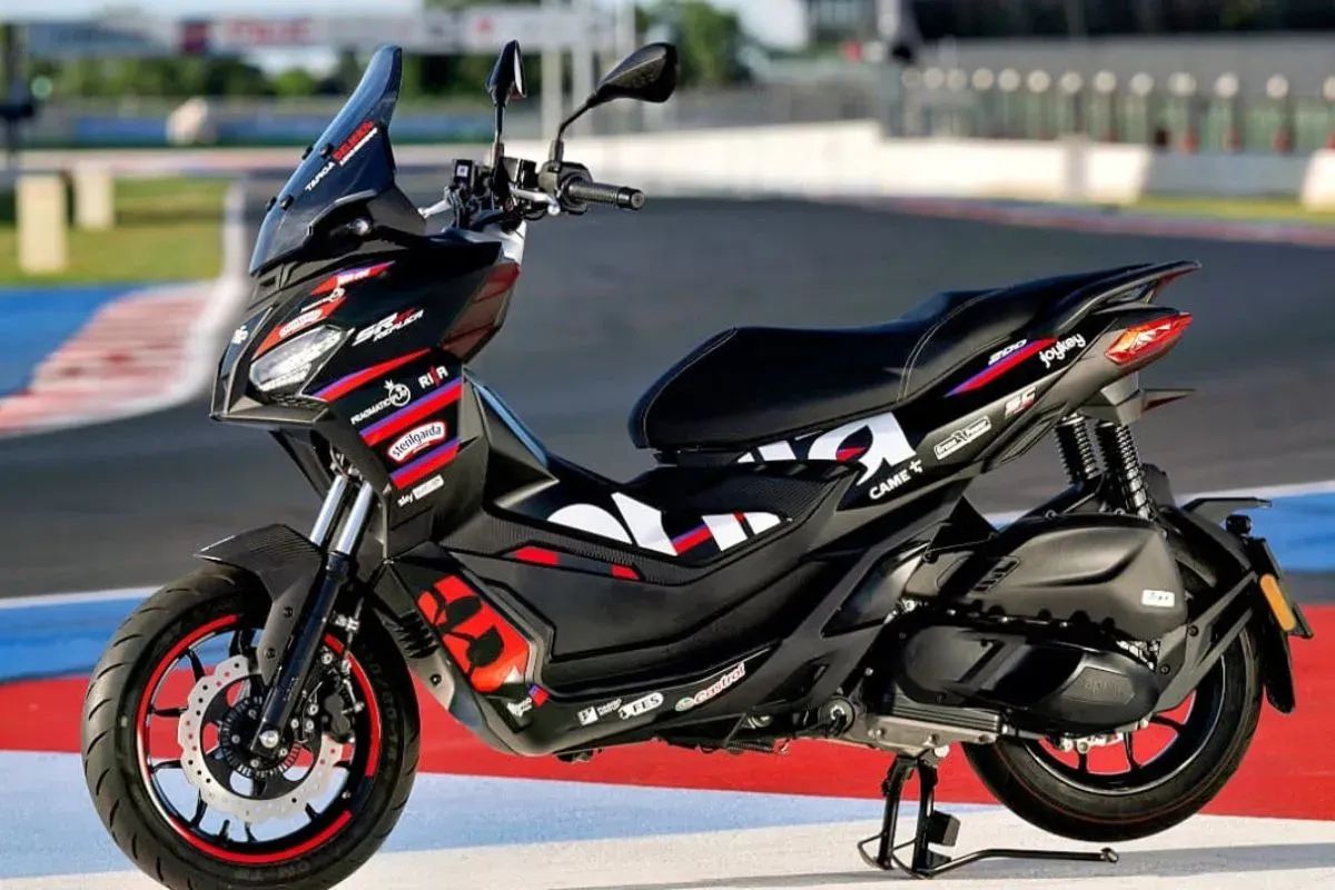 Aprilia SR GT Replica 2025 hadir dengan desain terinspirasi MotoGP, lengkap dengan ban aspal dan dua pilihan mesin 125 cc dan 200 cc. (Sumber: Dok. Aprilia)