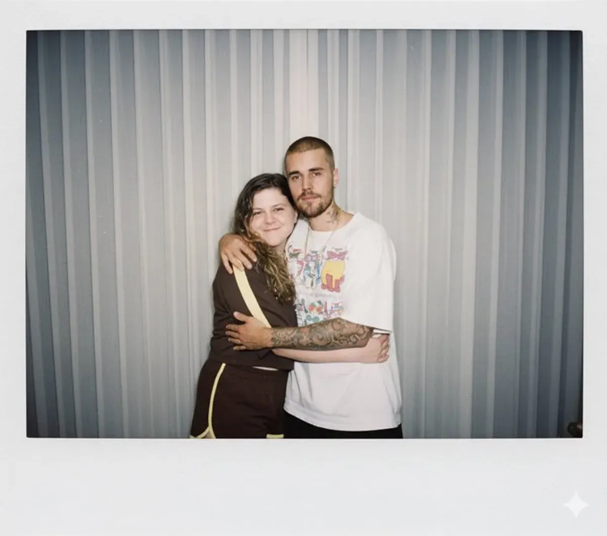 Cara edit foto polaroid bareng artis dengan teknologi Gemini AI yang sedang viral di TikTok. (Sumber: X/@andarsozinha)