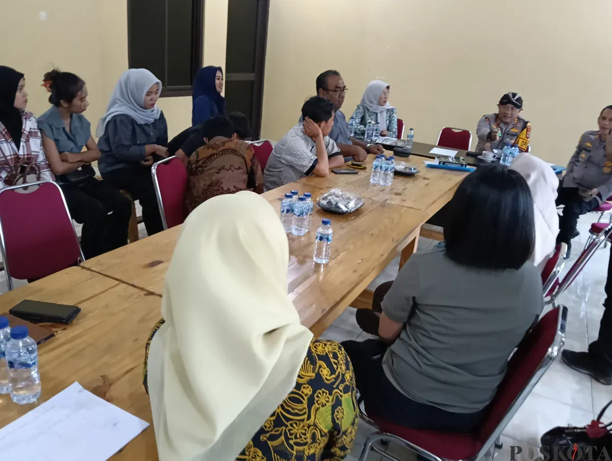 Kapolres Serang AKBP Condro Sasongko memediasi persoalan gaji karyawan dengan FMU Clinic di Mapolsek Cikande. (Sumber: Poskota/Rahmat Haryono)