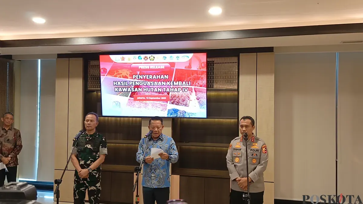 Kepala Pusat Penerangan Hukum Kejagung, Anang Supriatna (tengah) saat ditemui di Kejagung, Jumat, 12 September 2025. (Sumber: Poskota/Ali Mansur)