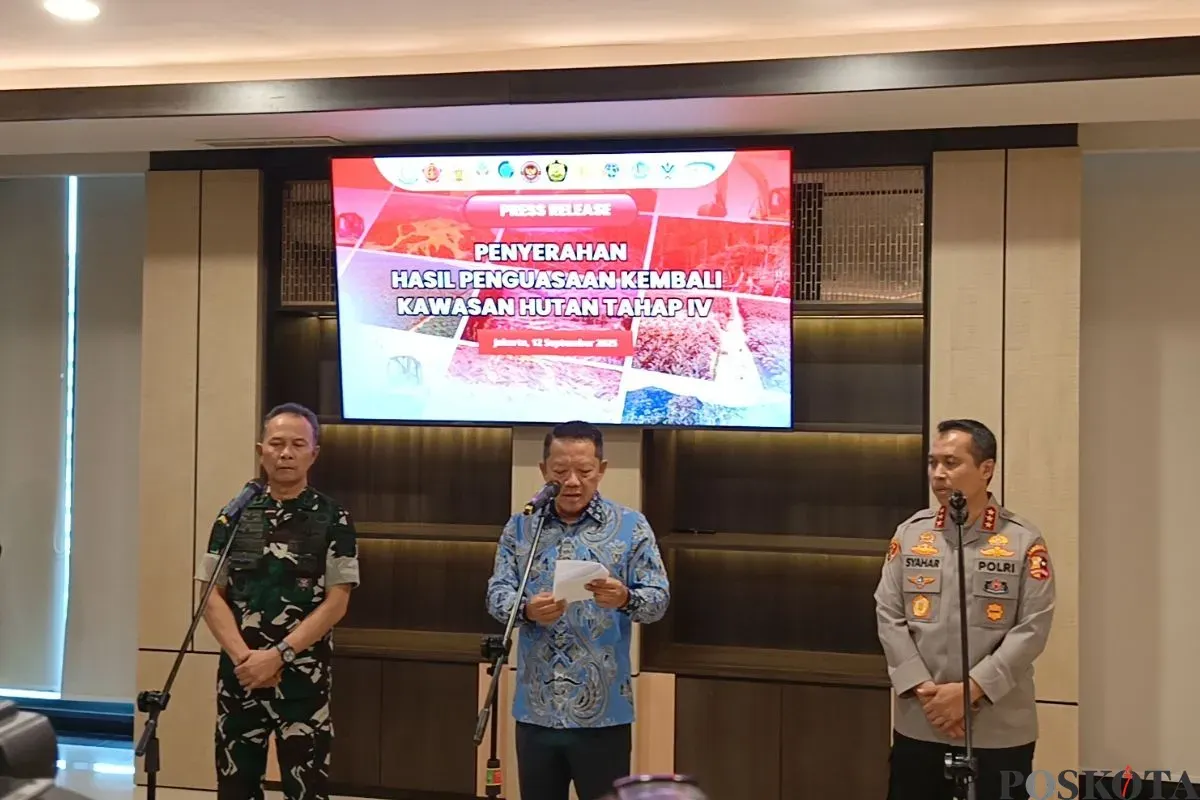 Ketua Pelaksana Satgas PKH, Febrie Adriansyah (tengah) saat ditemui di Kantor Kejagung, Jakarta Selatan, Jumat, 12 September 2025. (Sumber: Poskota/Ali Mansur)