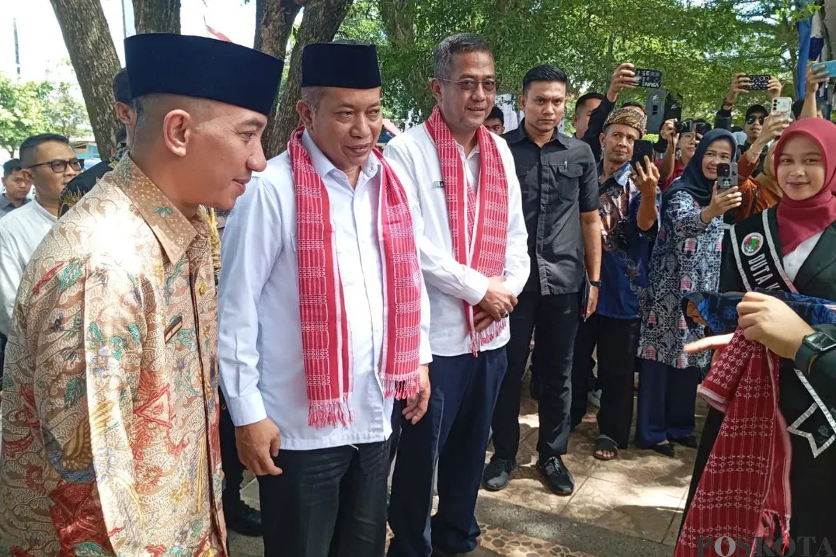 Menkop Ferry Juliantoro berada di Plaza Lebak, Kecamatan Rangkasbitung, Kabupaten Lebak, Jumat, 12 September 2025. (Sumber: Poskota/Samsul Fatoni)