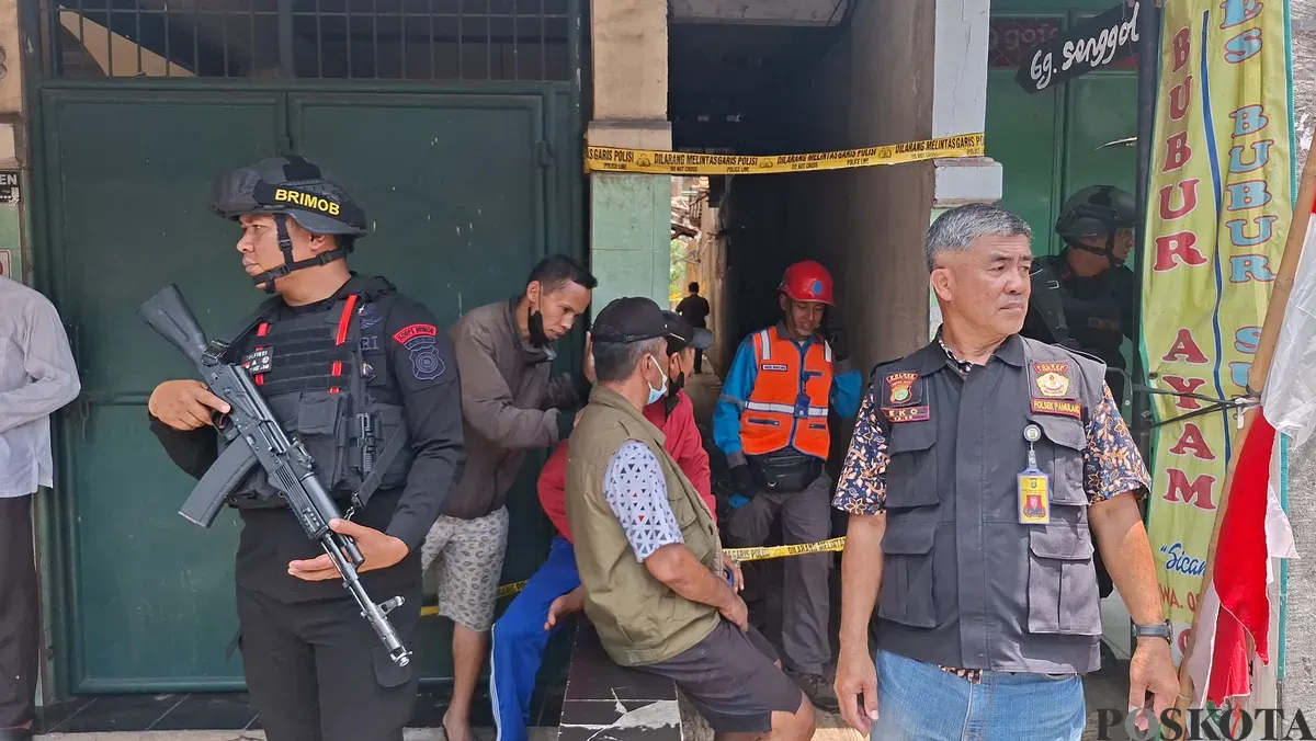Petugas Brimob dan aparat kepolisian berjaga di lokasi ledakan misterius di Gang Senggol, Pamulang, Tangerang Selatan, Jumat, 12 September 2025.  (Sumber: Poskota/Angga Pahlevi)