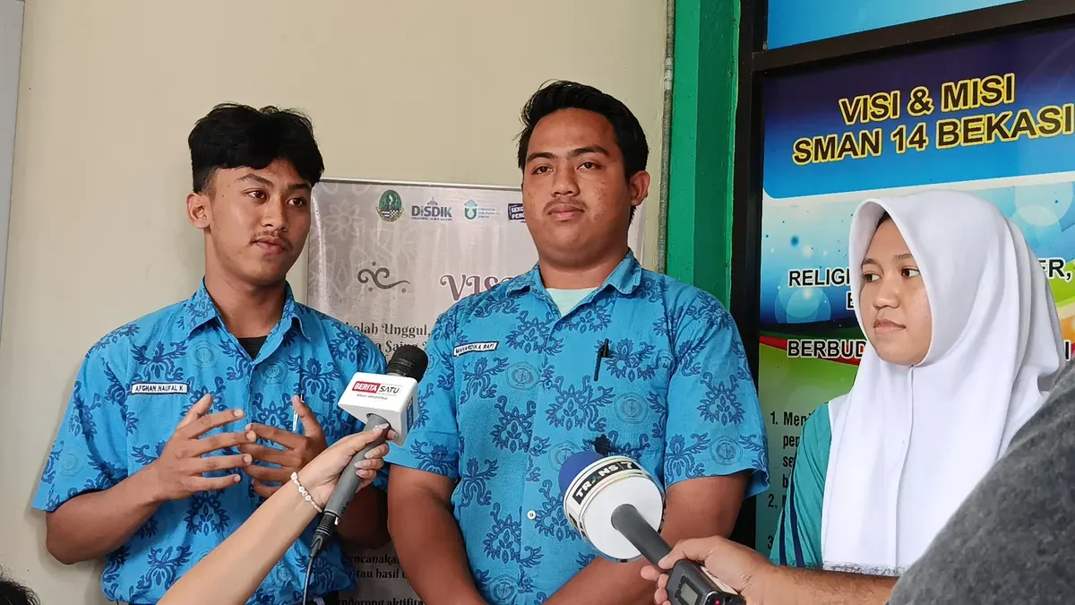 Pengurus OSIS SMAN 14 Kota Bekasi memberikan keterangan kepada wartawan terkait aksi demonstrasi siswa yang menuntut transparansi penggunaan Dana BOS dan infak pembangunan masjid di sekolah. (Sumber: Poskota/Nurpini Aulia Rapika)