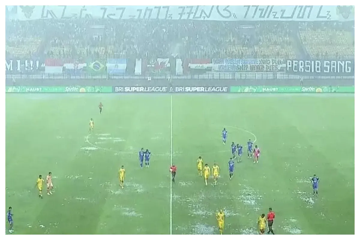 Laga pekan kelima Super League 2025-2026 antara Persib Bandung menghadapi Persebaya Surabaya berhenti sementara akibat hujan deras. (Sumber: X/@AndreasJhonson_)