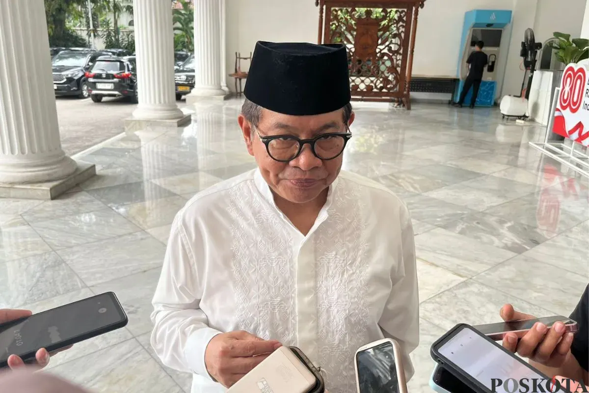 Gubernur Jakarta, Pramono Anung menyampaikan pernyataan kepada awak media di Balai Kota Jakarta, Jakarta Pusat, Jumat, 12 September 2025. (Sumber: Poskota/Muhammad Tegar Jihad)