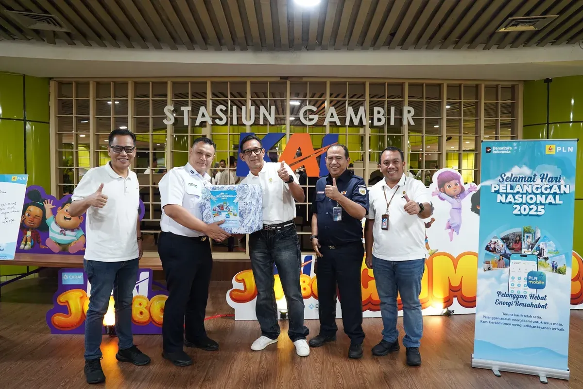 General Manager PLN UID Jakarta Raya, Moch. Andy Adchaminoerdin, bersama jajaran saat berkunjung ke Stasiun Gambir dalam memperingati Hari Pelanggan Nasional. (Sumber: Dok. PLN UID Jakarta Raya)