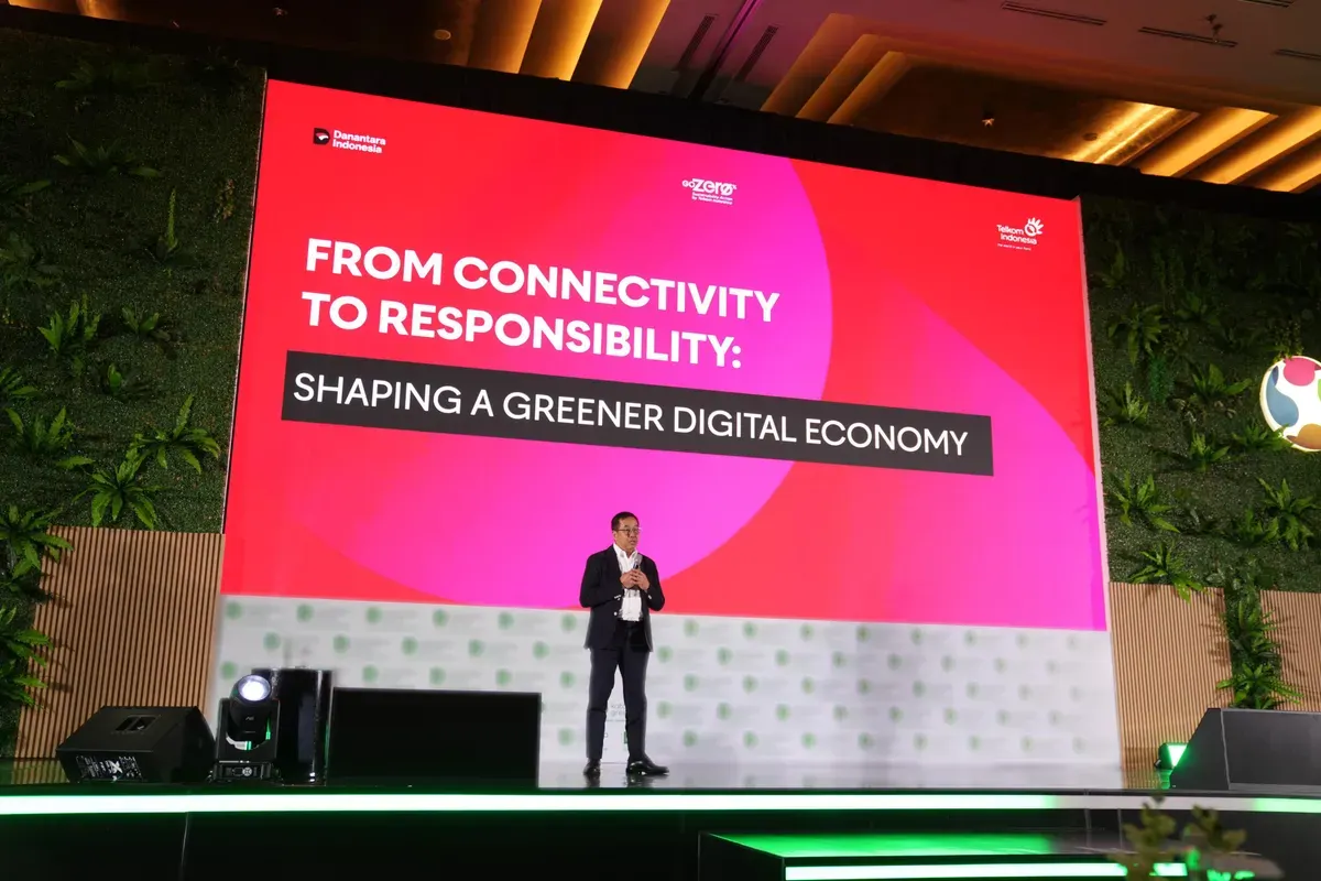 Wakil Direktur Utama Telkom Indonesia Muhammad Awaluddin menyampaikan paparan pada acara Katadata Sustainability Action for the Future Economy (SAFE) 2025, Kamis, 11 September 2025. (Sumber: Corporate Communication PT Telkom Indonesia (Persero) Tbk)