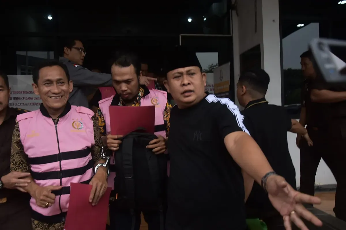 Kejari Kabupaten Bekasi menggiring tersangka kasus dugaan korupsi dana Desa Sumberjaya usai resmi ditetapkan sebagai tersangka, Kamis 11 September 2025. (Sumber: Istimewa)