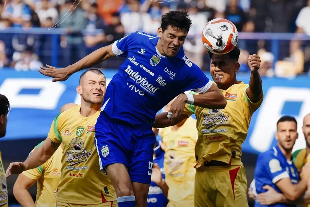 Bek Persib Bandung, Federico Barba sedang berduel dalam pertandingan melawan Persebaya. (Sumber: Instagram/@persib)