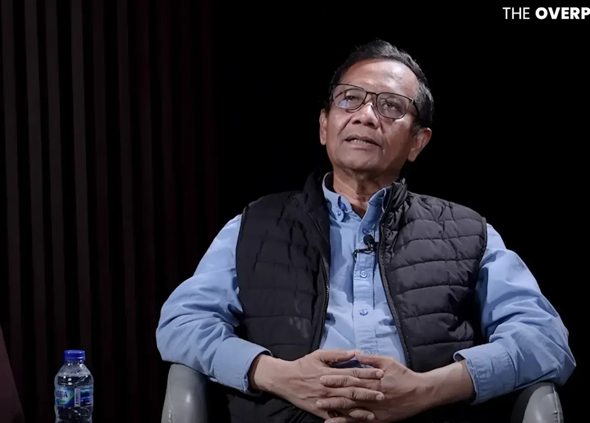Mahfud MD saat memberikan pernyataan tegas terkait kasus judi online di Kominfo, yang menyinggung dugaan keterlibatan Budi Arie Setiadi. (Sumber: Youtube/@Leon Hartono)