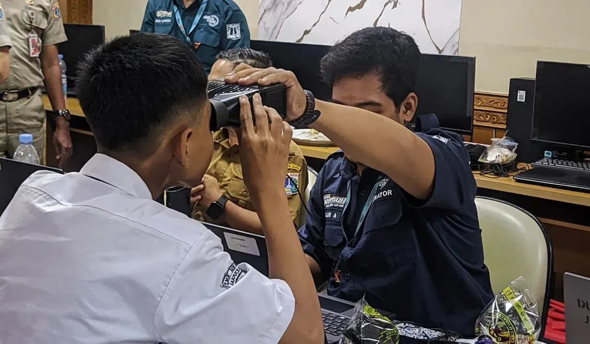 Petugas Disdukcapil Jakarta melakukan perekaman data kependudukan. (Sumber: Istimewa)