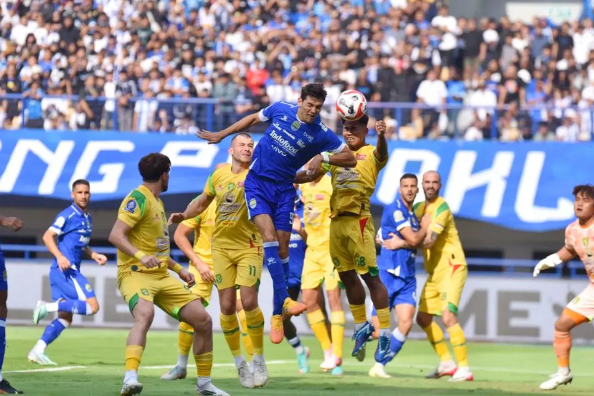 Potret pemain Persib Bandung, Federico Barba berduel di udara dengan pemain Persebaya Surabaya. (Sumber: Persib)