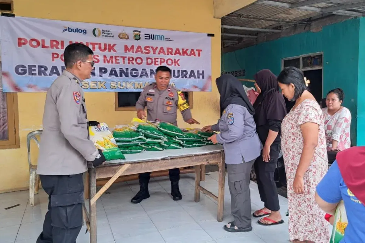 Petugas menggelar Gerakan Pangan Murah beras 5 Kg langsung diserbu warga di Kota Depok. (Sumber: Dok. Humas Polres Metro Depok)