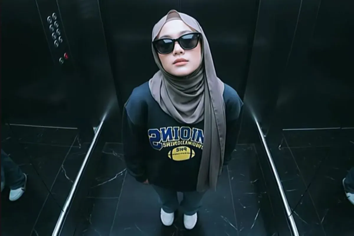 Cara edit foto estetik ala photoshoot mewah pakai Gemini AI di lift (Sumber: TikTok/nanayaaa123)