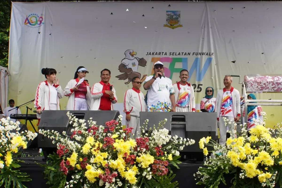 Wakil Gubernur Jakarta, Rano Karno bersama Walikota Jakarta Selatan, M. Anwar meramaikan acara Funwalk Jakarta Selatan 2025. (Sumber: Dok. Humas Pemkot Jaksel)