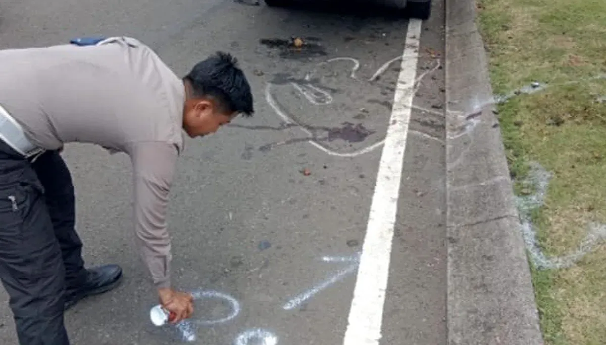 Polisi melakukan olah TKP pascakecelakaan lalu lintas di Jalan Boulevard, Kota Wisata, Kecamatan Gunung Putri, Kabupaten Bogor. (Sumber: Dok Polres Bogor)