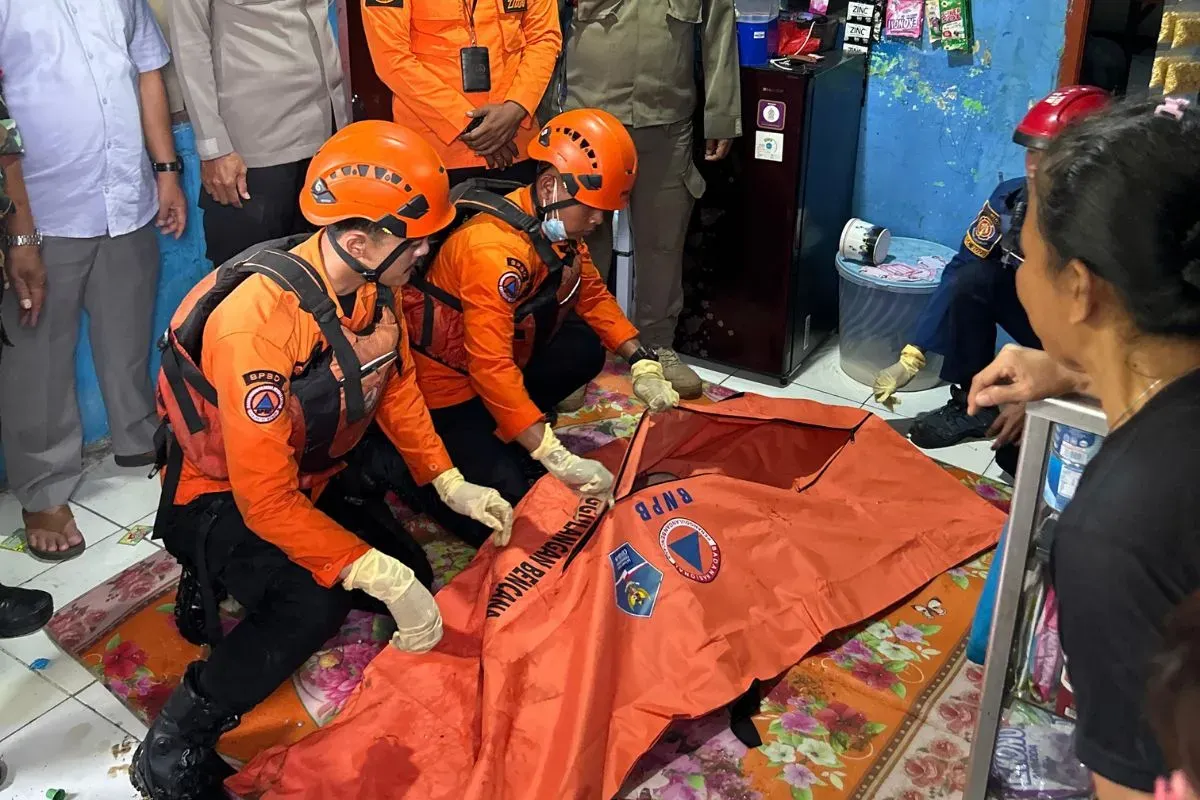 Petugas mengevakuasi bocah yang hanyut di Tajurhalang, Kabupaten Bogor, Minggu, 14 September 2025. (Sumber: Dok. BPBD Kabupatan Bogor)